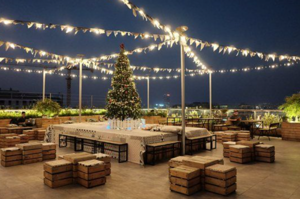 Desain atap terbuka dengan penerangan lampu bintang